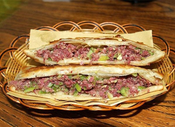 探寻河北河间美食：驴肉火烧的独特魅力